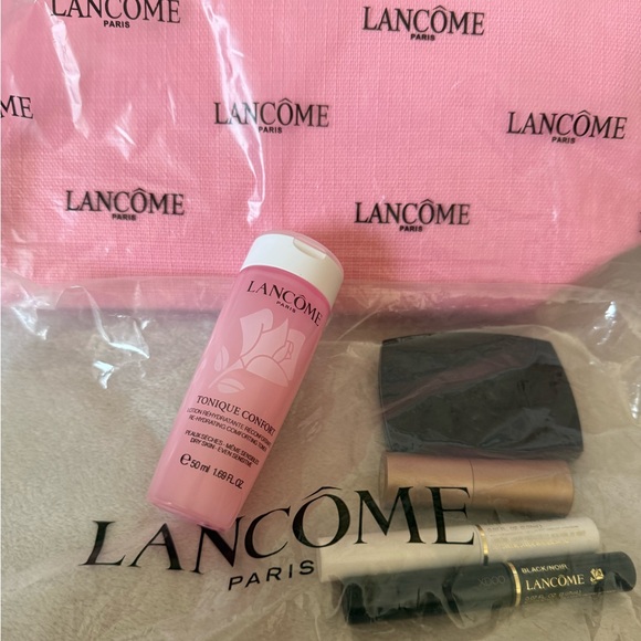 New Lancome Cosmetic Make Up Set & Pink
Cosmetic Bag - Picture 2 of 14